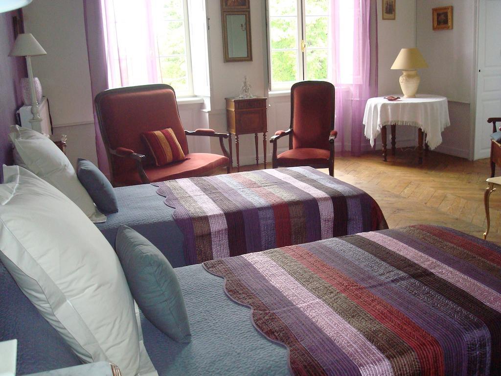 Chateau De Bourrassol Bed and Breakfast Menetrol Habitación foto