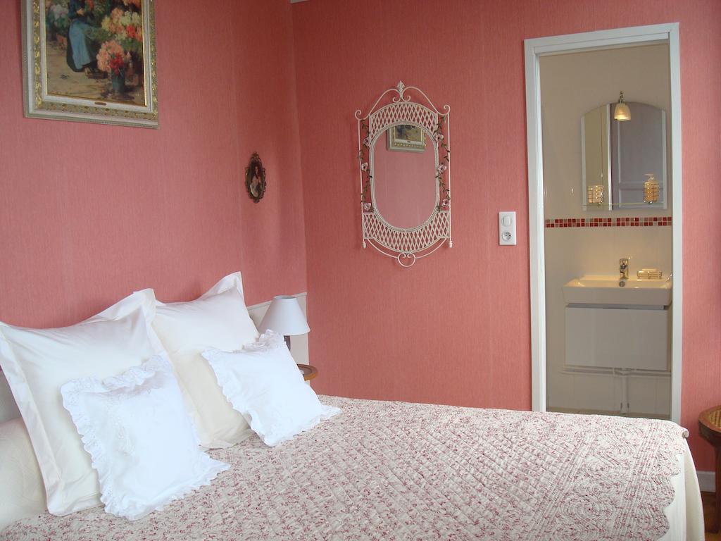 Chateau De Bourrassol Bed and Breakfast Menetrol Habitación foto